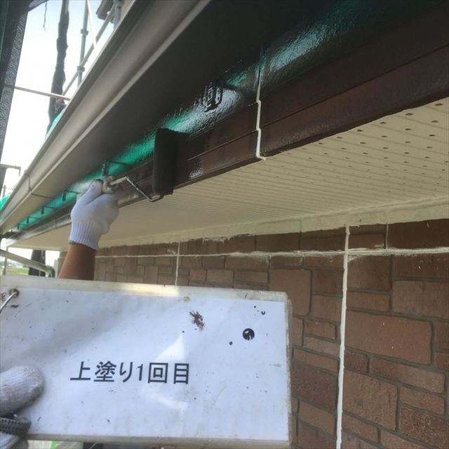 つくば市の塗り替え現場。破風板と雨樋、雨戸の塗り替えをおこないました