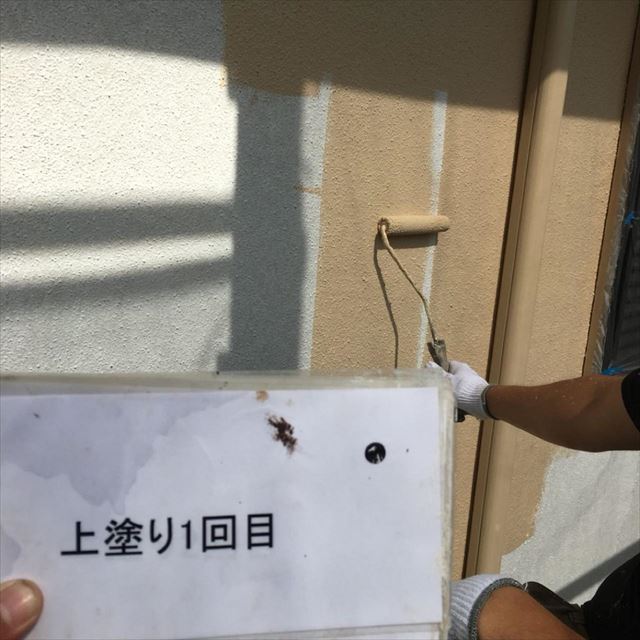 潮来市で、外壁の上塗りと、雨樋の汚れ落としを行いました
