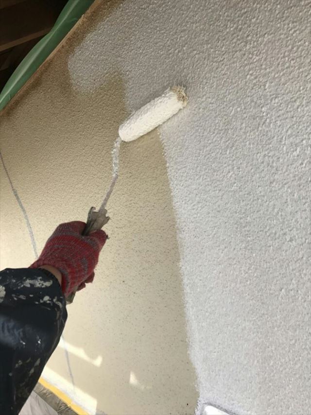 行方市で外壁補修。ヒビ割れ補修が終わり外壁塗装をしていきます！
