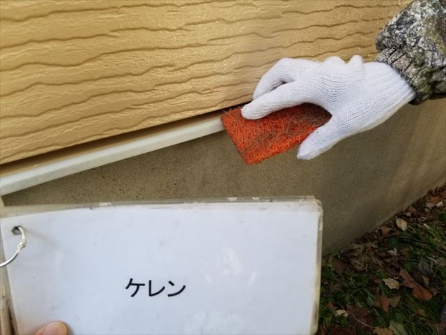 石岡市の外壁塗装現場、水切りとシャッターボックスをサビ止め塗装！