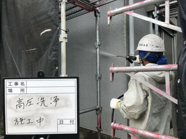 石岡市で、外壁洗浄とコーキングの打ち替えの様子です。