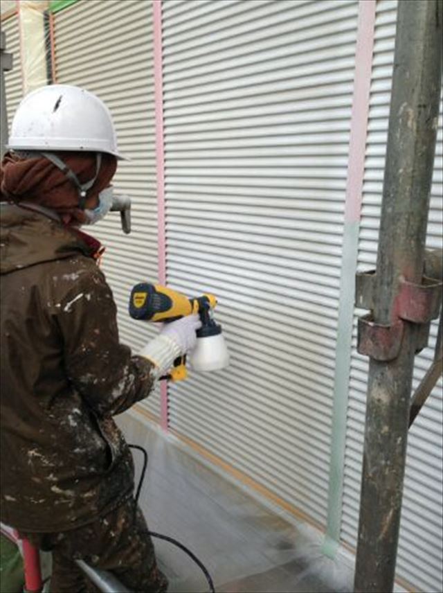 石岡市で、鉄部の雨戸を機械で吹き付けをしベランダの下処理