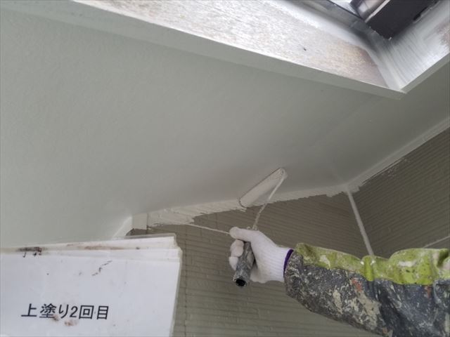 かすみがうら市塗り替え。傷んだ木部は吸い込みを止める下塗りが重要。軒天、雨どい、破風板塗装