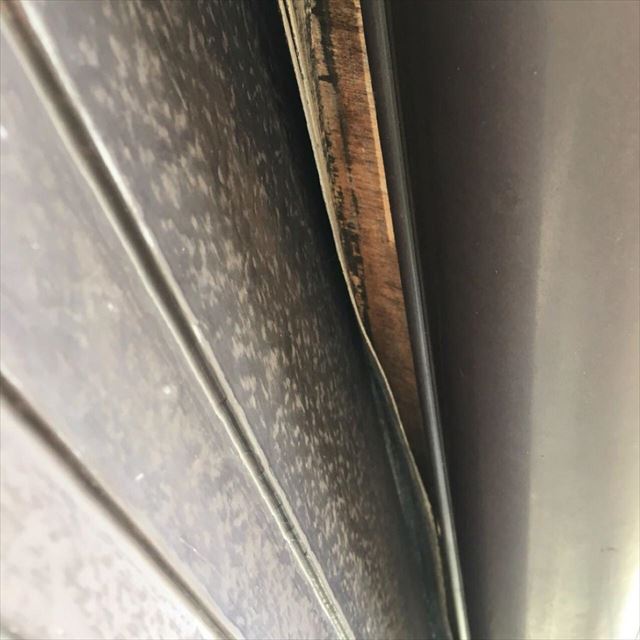 土浦市で破風板に無数のヒビ割れ！以前の塗装業者のミス？！再発しないよう塗装します