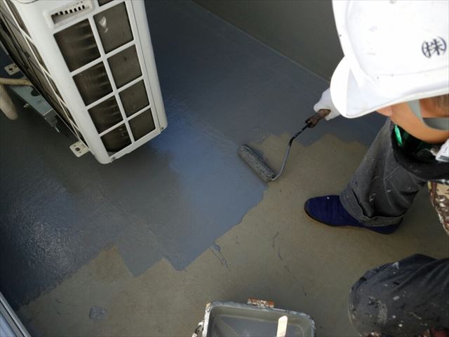 石岡市のリフォーム塗装、ベランダの防水層を守るため上塗り施工＆ポリカの脱着