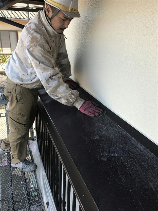 行方市での外壁補修。霧除け部分、細かいサビを落として防サビ塗装をします