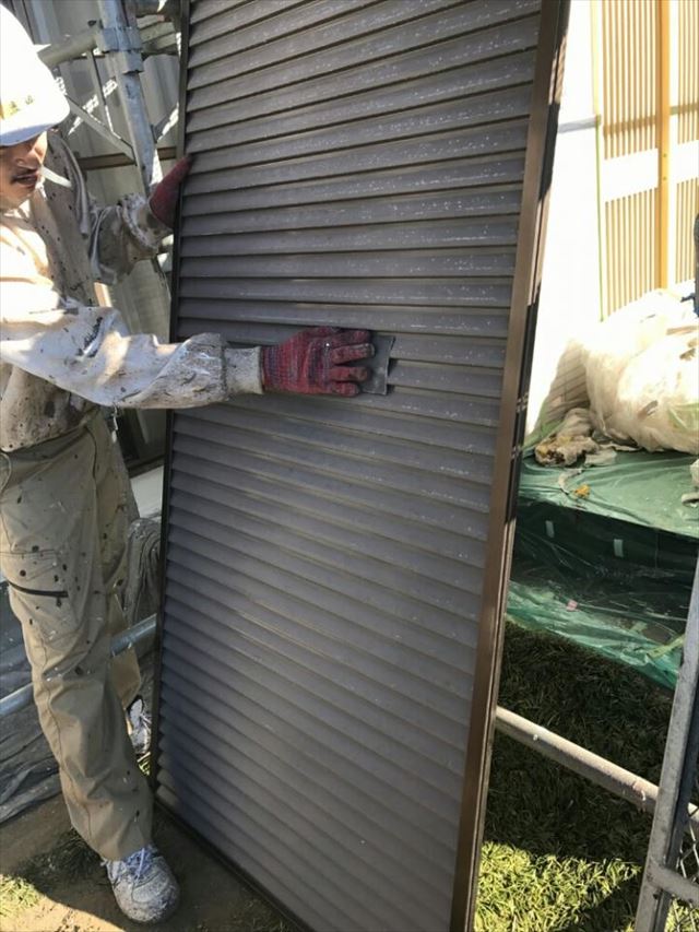 行方市での外壁補修。雨戸の白サビ取り、塗り替えの様子です。