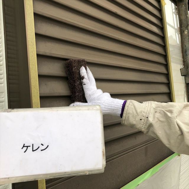 かすみがうら市で雨戸のケレンから上塗りまでの様子