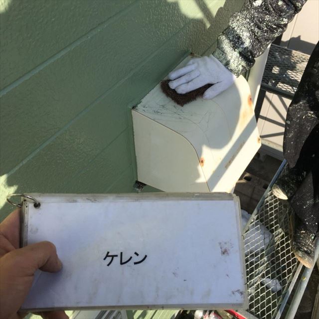 かすみがうら市の外壁塗装現場。最後の仕上げ！窓枠塗装＆換気フード塗装