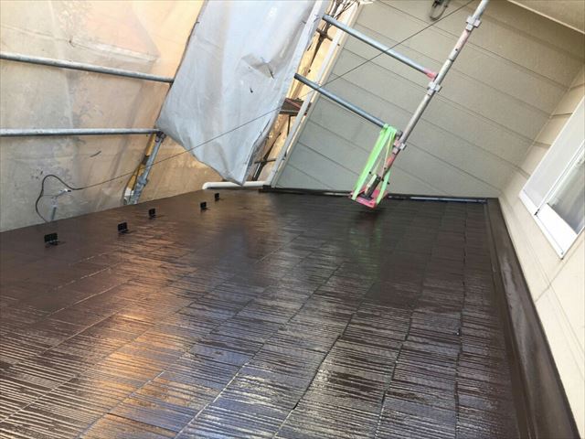 土浦市で上屋根と下屋根の塗り替え作業。下塗りをしていきます！