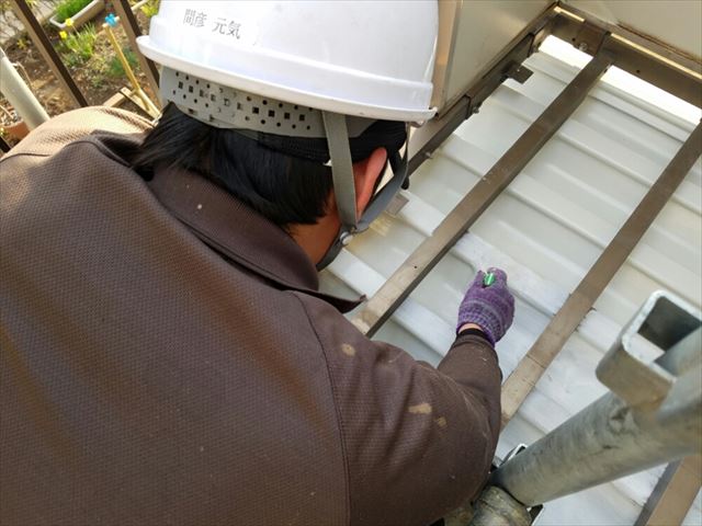 土浦市で屋根の中塗り、上塗り、外壁下塗りの様子です。