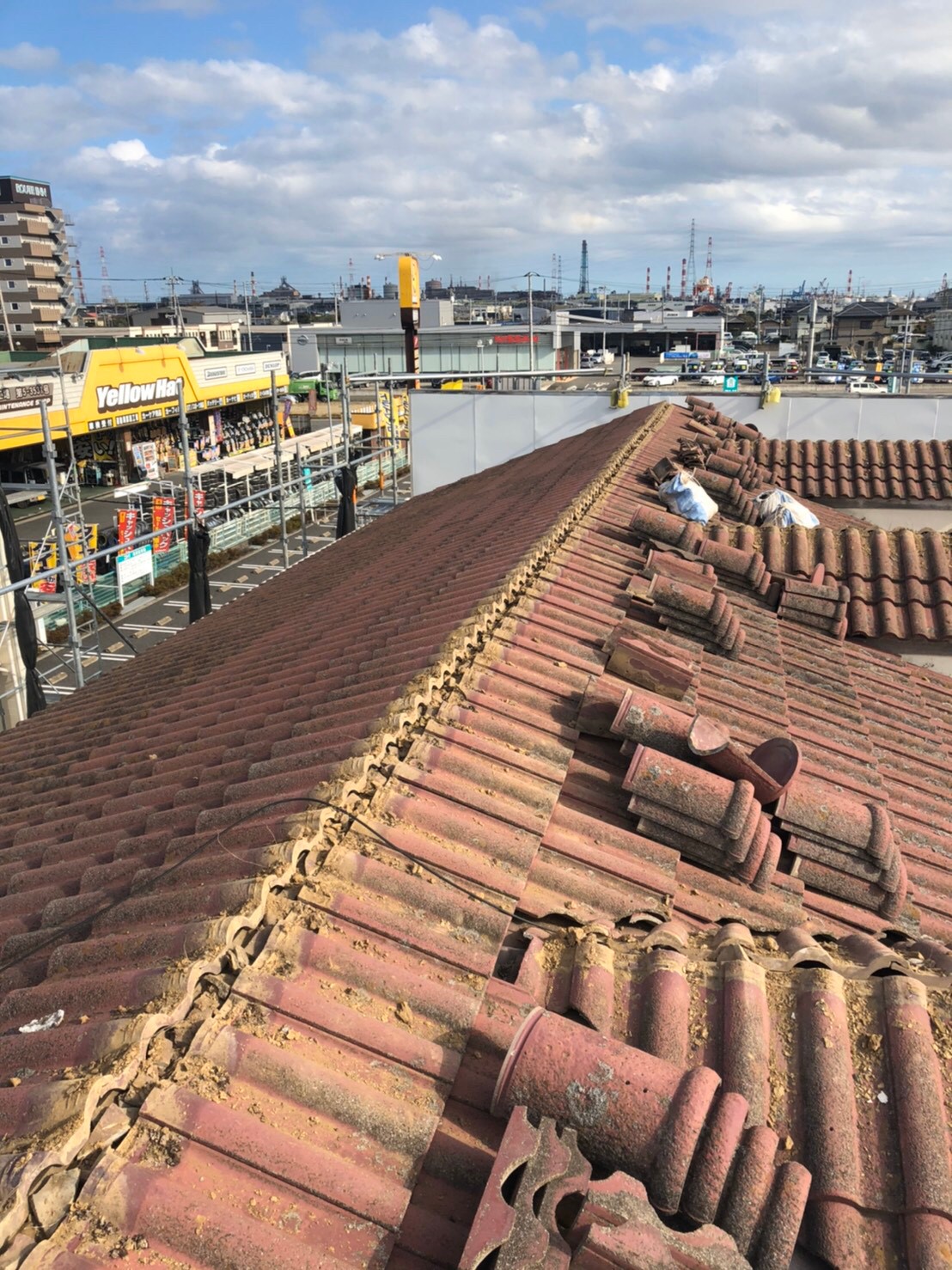 土浦市、欠けたモニエル瓦の屋根を葺き直していきます！