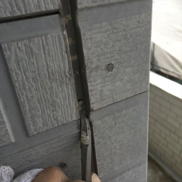 土浦市で外壁塗装。高圧洗浄で汚れを落としコーキング撤去！