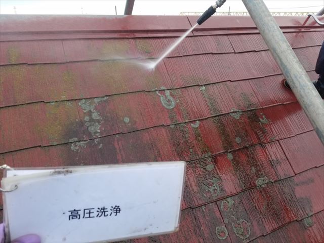 行方市で屋根塗装と外壁塗装！スレート屋根に雨漏り防止の縁切りをおこないます