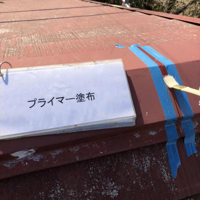 行方市での屋根・外壁塗装工事、屋根各所コーキングの様子です
