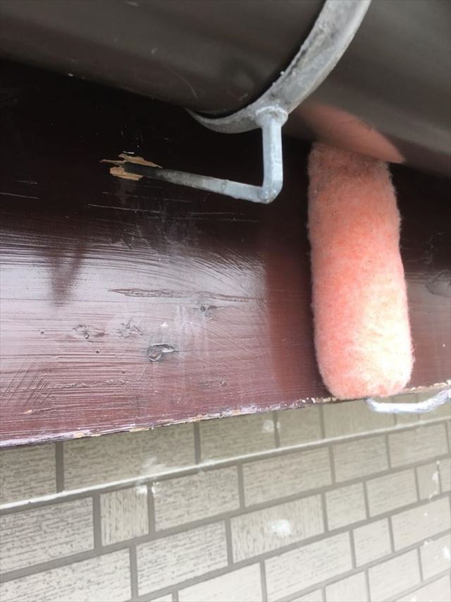 土浦市、塗装現場！破風板（はふいた）を弾性の溶剤系塗料で塗装！