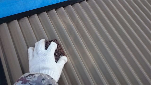 つくば市で雨戸の塗装！職人が吹き付け塗装で輝きを取り戻していきます