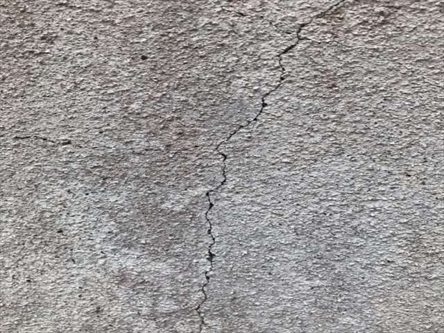 土浦市で、外壁のクラック（ひび割れ）補修工事を行いました