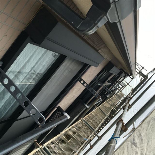 神栖市、アパート塗装工事！雨樋、軒天、シャッターBoxの塗装
