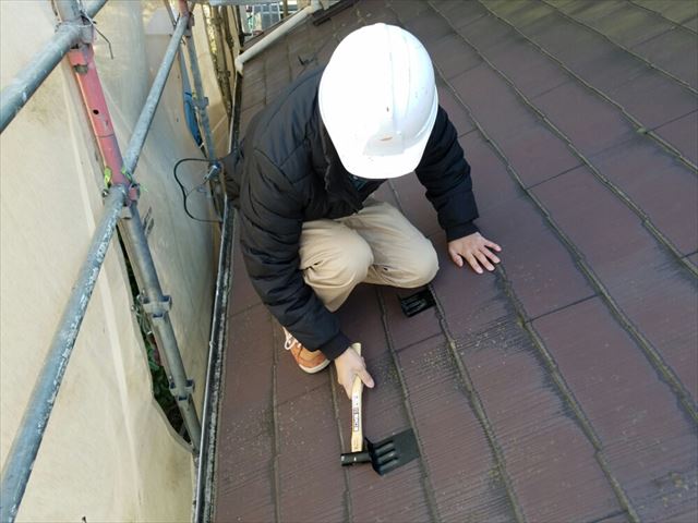 土浦市で屋根の塗り替え！タスペーサーで縁切りをしていきます。