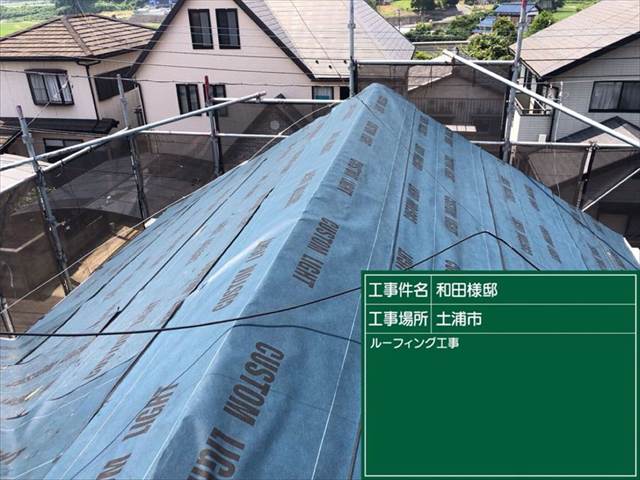 土浦市、パミール材の屋根をカバー工法で補修！ルーフィングを設置します！