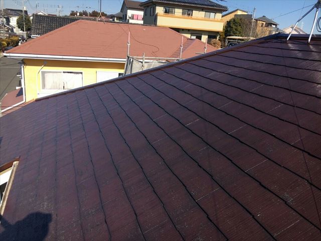 土浦市での屋根塗装工事。下塗り2回めを行っていきます。