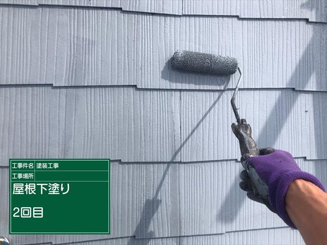 小美玉市の屋根塗装。痛みが激しい屋根には下塗りを2回！
