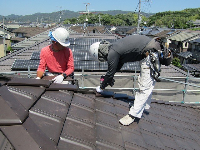 職人さんが瓦を取り付けている