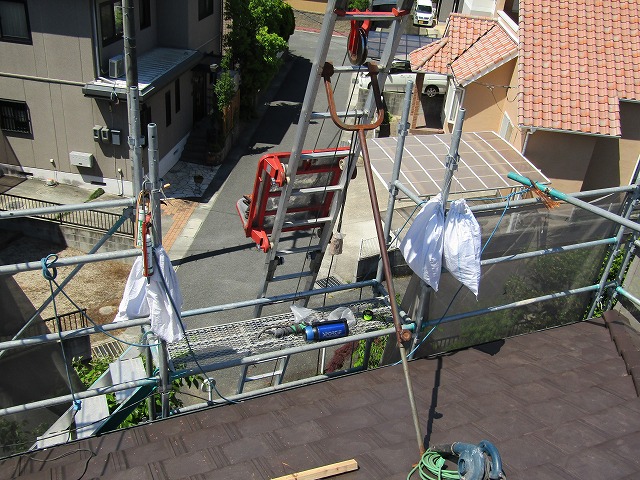瓦を運ぶエレベーター