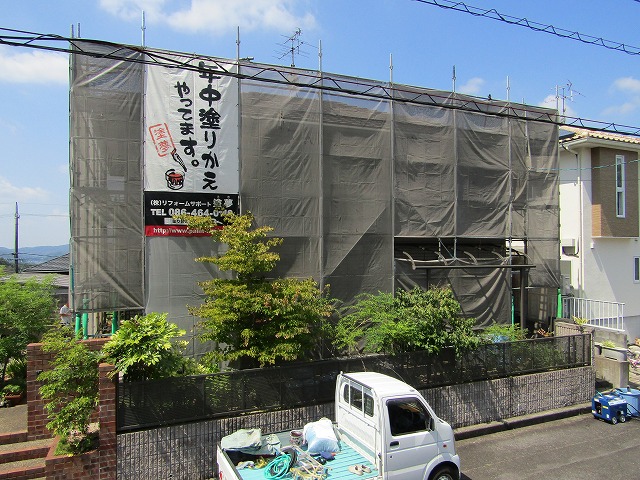 赤磐市桜ケ丘西　高圧洗浄で下地処理　苔・藻がキレイに洗浄