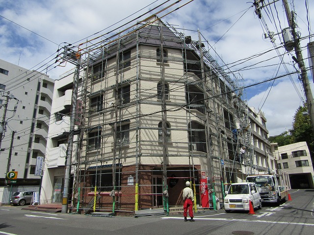 岡山市北区丸の内　ﾏﾝｼｮﾝ雨漏り　仮設足場　漏水検査診断