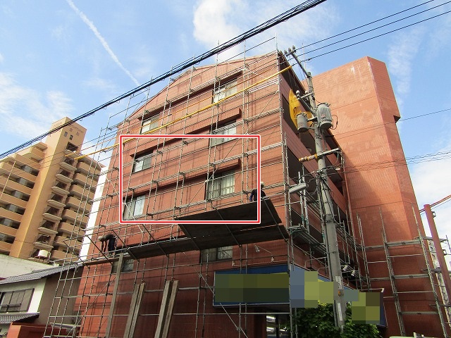 倉敷市昭和町　Ｋﾏﾝｼｮﾝ　雨漏り工事　仮設足場　雨漏り部位発見？