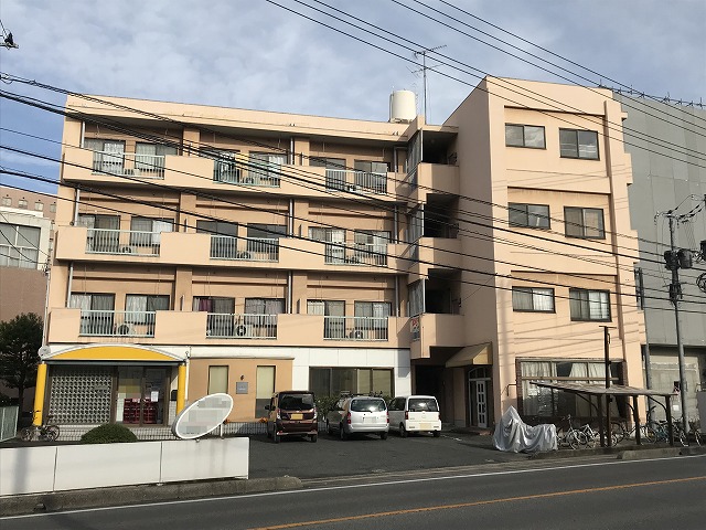 倉敷市松島にて4階建てのコーポの修繕しています。