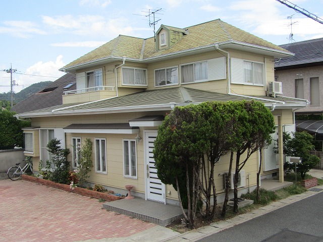 倉敷市酒津　屋根アーバニーに割れが多い　無機質系塗料で改修