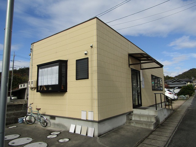 倉敷市菅生　超有名な整骨院様の外壁色きめ　オフホワイト施工