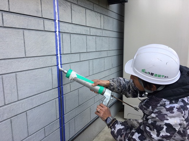 福島市松川町　外壁目地のウレタンシーリング充填状況