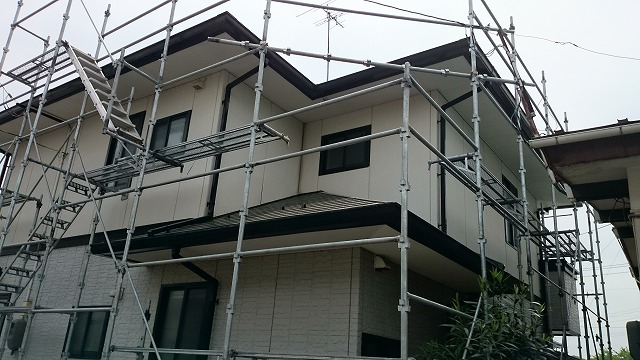福島市の住宅、外壁塗装の為の足場かけ工事が完了しました。