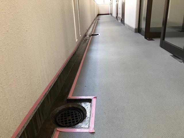 路排水溝プライマー塗布完了