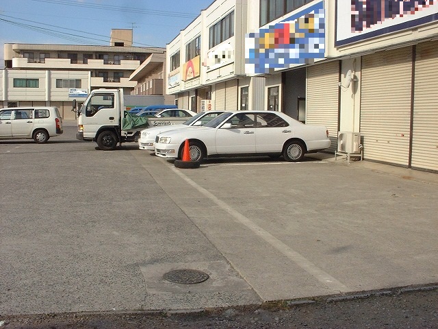 福島市で薄くなった駐車場のラインをきれいに引き直しました。