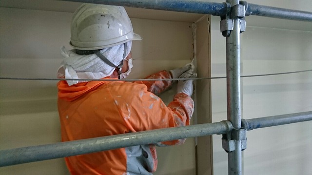 伊達市　工場内部の塗装工事（壁塗装工事の下地処理作業）