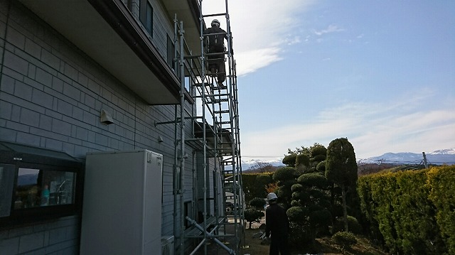 福島市松川町　２階建て住宅の外部塗り替え工事が始まりました