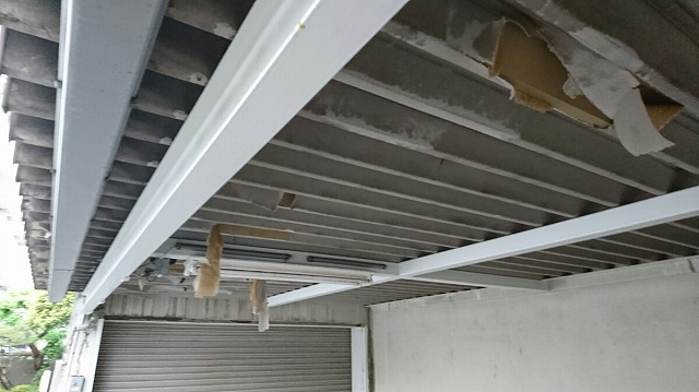 福島市　ガレージの屋根裏に貼ってある断熱材剥がれの現調