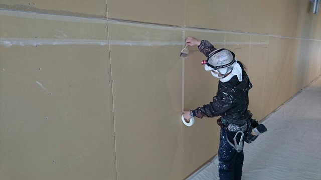 福島市で工場、倉庫の内壁をパテ処理してアクリル水性塗料で仕上げ