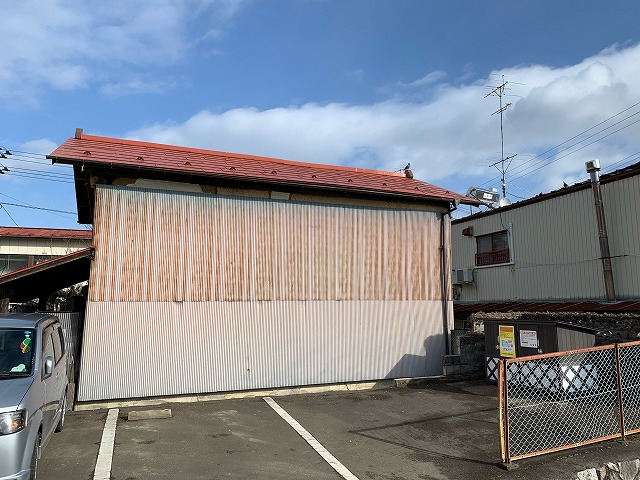 本宮市へ大雨の被害を受けた納屋の屋根・外壁の塗装見積もりに