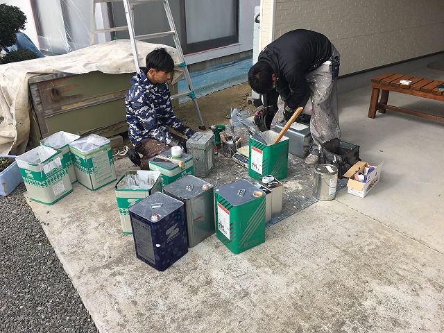 福島市の住宅外壁シリコン二液塗料の上塗り開始です。