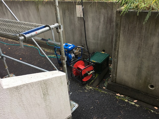 福島市マンション外壁・屋根塗装工事トタン屋根高圧洗浄開始です