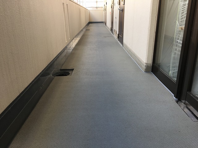 通路排水溝トップコート塗布完了