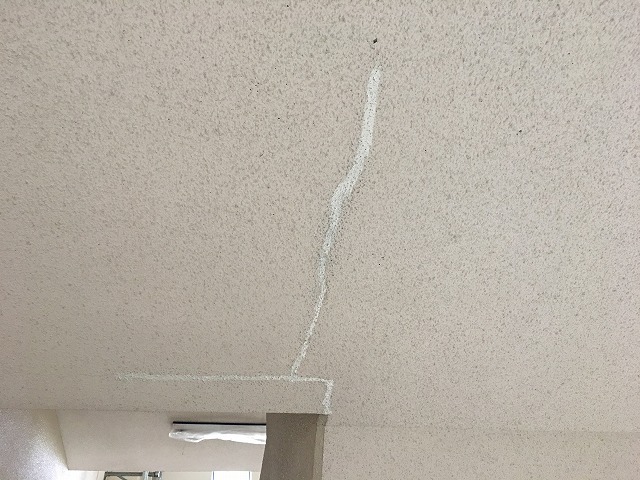福島市のマンション塗装、内部共用天井・階段塗装工事続きです！