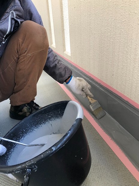 通路排水溝ウレタン塗膜防水中塗り
