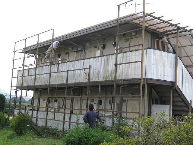 福島市松川のあるアパート屋根外壁塗装前に風除けの撤去をしました